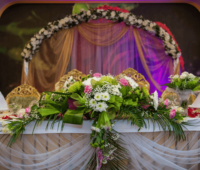 beautifully-decorated-wedding-table-bride-groom