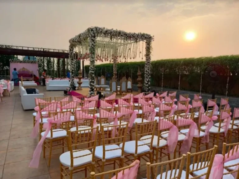 holiday-inn-mumbai-international-airport-holiday-inn-poolside