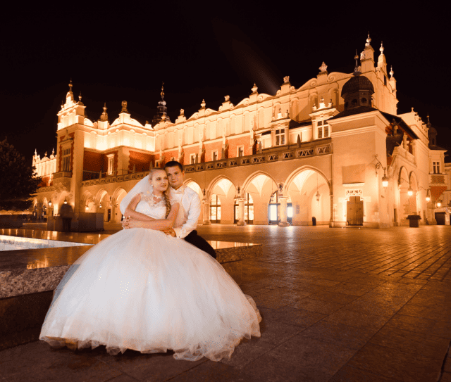 just-married-couple-night-city-walk (1)