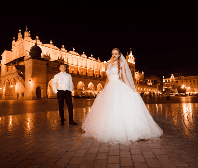 just-married-couple-night-city-walk (2)