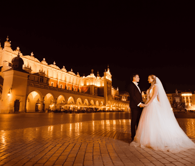 just-married-couple-night-city-walk