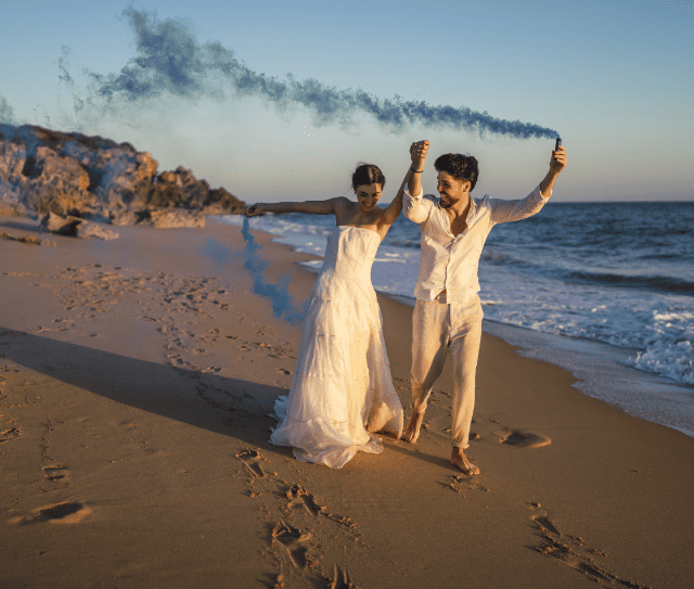 picture-beautiful-couple-posing-with-blue-smoke-bomb-beach