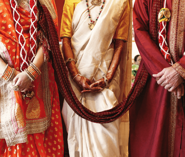 red-shawl-connects-bride-s-parents-dressed-indian-wedding